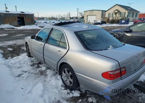 2002 Mercedes-Benz E 320 Special Edition z USA, uszkodzony, nr VIN WDBJF65J02B500155